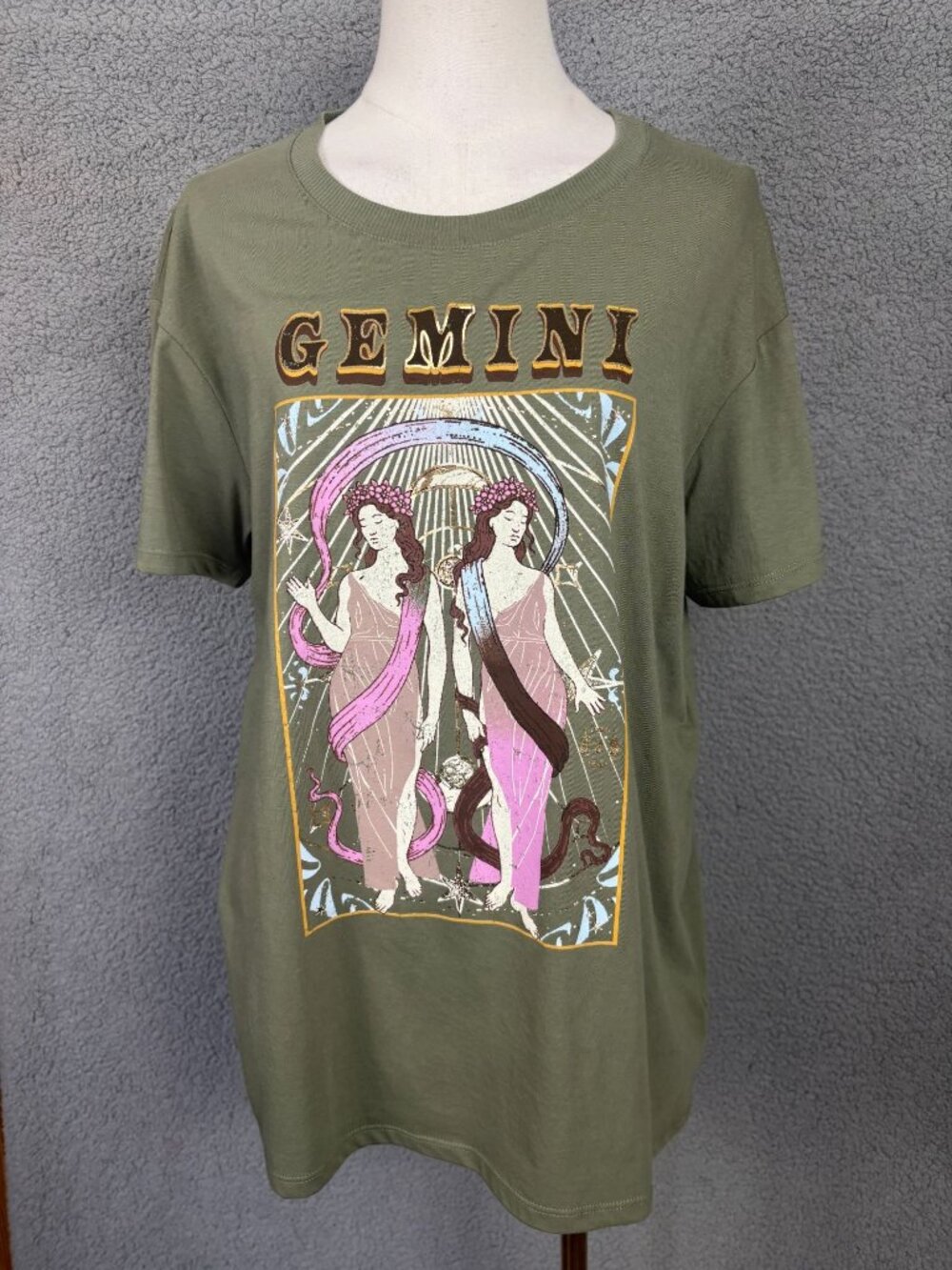 Selfie Juniors' Zodiac Print Gemini Graphic Olive Green T-Shirt  Size XL NWOT's.